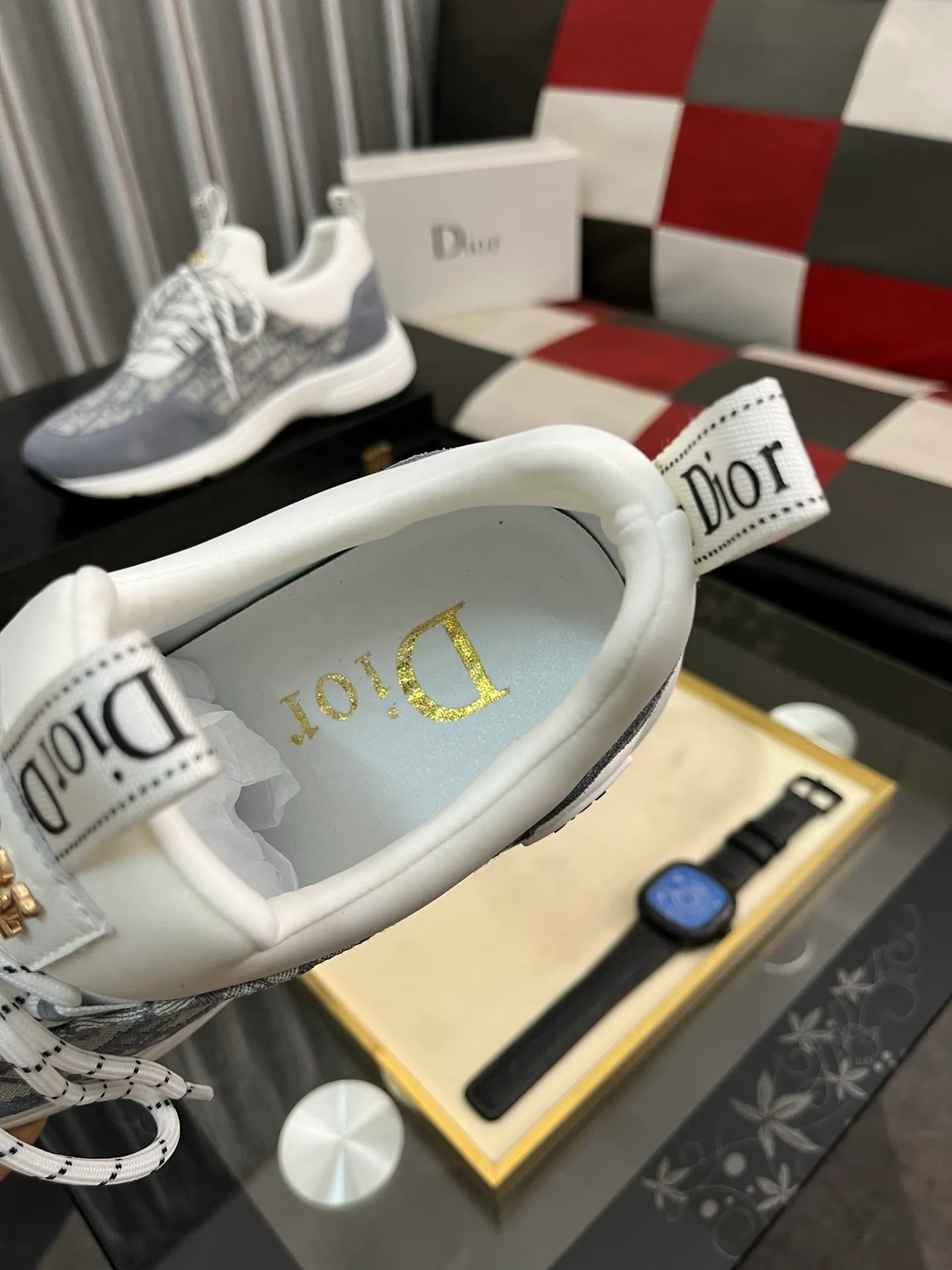 Men's Men's Shoes💰440⌚️⌚️ Dior's casual and sporty style combines the elements of dad's bag-soled shoes. It has successfully broken through the dad shoe style that has been on the streets in recent years and has become a beautiful landscape in luxury goods. The fabric is high mercerized with breathable mesh. The mesh on both sides of the shoe is made of three layers of composite technology. The bottom process uses package molding fabrics: imported high mercerized 🐂 cowhide stitching with original customized D-shaped mesh code number: 38-444️⃣ Colors available